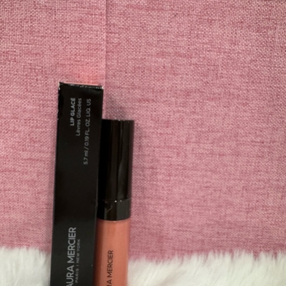 Laura Mercier
Lip Glacé Lip Gloss Color: 150 Melon Sorbet - light coral pink - Picture 10 of 10
